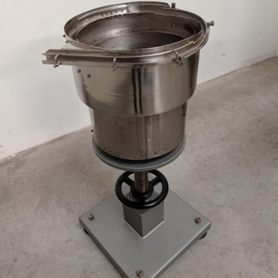 AlimentatoreVibranteATazzaPerTappi_VibratoryUnscramblerFeederForCaps_3MASTER