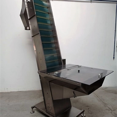 elevatoreatramoggiapertappi_cleatedhopperelevatorforcaps